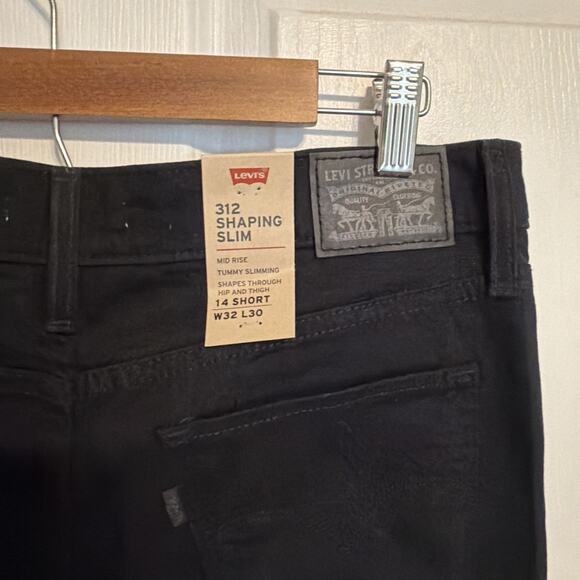 NEW Levi’s Women’s 312 Shaping Slim Hypersoft Black Size 32 14S Short Chino - Picture 5 of 10